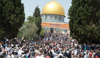 Das heilige Land (Palästina): Hizb ut Tahrir und die Bewohner von Al-Quds (Jerusalem) versammelten sich an der Al-Aqsa Moschee mit den Parolen „Das Kalifat stellt der Umma ihre