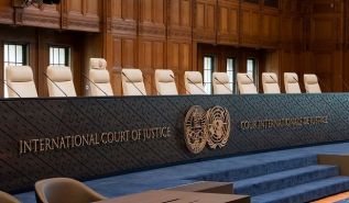 Die Richter des Internationalen Gerichtshofs, des Hauptrechtsprechungsorgans der sogenannten „Internationalen Gemeinschaft“, kommen zusammen, um im Fall Gaza „nach Beweisen zu suchen“, während Sender rund um den Globus Lifeaufnahmen von der Ermordung