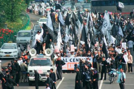 Friedliche Massenkundgebung von Hizb-ut-Tahrir Indonesien gegen die Bankenkorruption