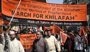 Kuanzia Mjumuiko wa “Matembezi kwa ajili ya Khilafah” yalioandaliwa na Hizb ut Tahrir, watu wanaopenda Uislamu wanawaita watoto wao wa kiume katika jeshi kujitokeza ili kusimamisha Khilafah kwa njia ya Utume; Na ili kuiridhisha Marekani na India, vib