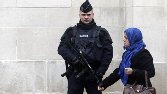 Fransız Politikacıların Başörtüsü Paranoyası, İslamofobiye ve Laikliğin Dini Hoşgörüsüzlüğüne Bir Örnektir